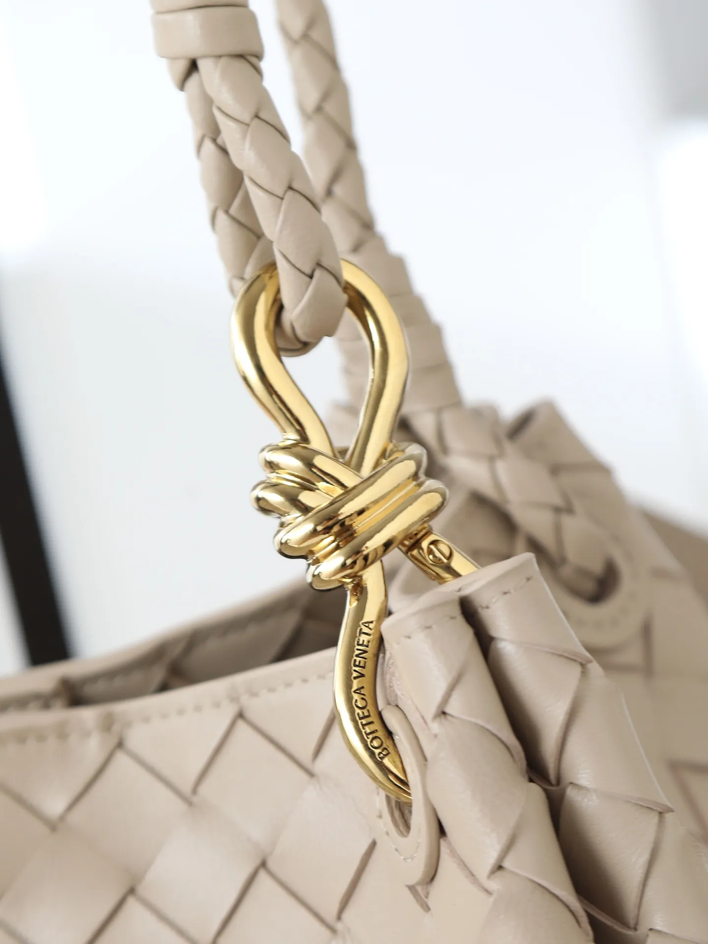 1300. BV's new intrecciato woven leather shoulder bag 🪂 835921 comes with a detachable diagonal shoulder strap and comes with a mini bag inside. The appearance retains the unique design of BV woven leather. The parachute bag is a bag that makes people fall in love before seeing the real thing. The small golden knot embellishment is full of simple and high-end sense to meet your needs in different occasions. Size: 29.5X18.5X17.5cm